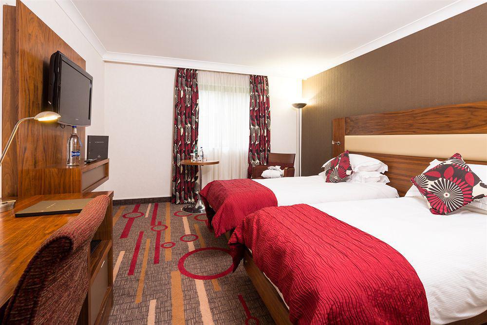 Hilton Newbury Centre Hotel Exterior photo